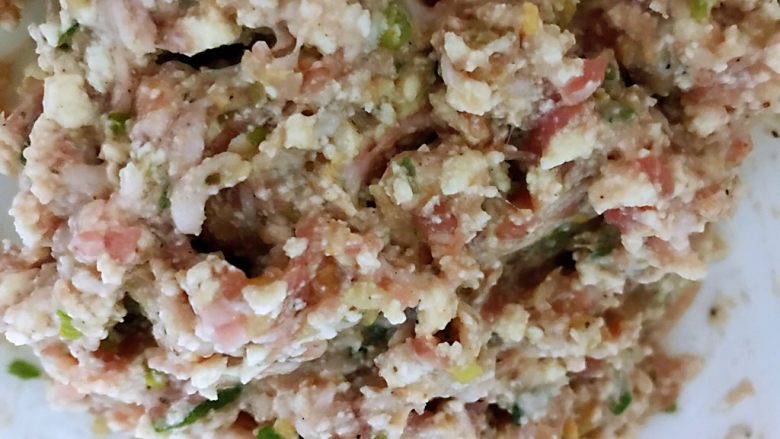 蒸藜麦豆腐肉丸,放入美极鲜、五香粉、盐、鸡精朝一个方向搅拌均匀,如果豆腐中的水分较多可以加入适量的淀粉,来保持丸子的软硬度,我的豆腐是早上买的放到中午时已经有很多水控出来了。