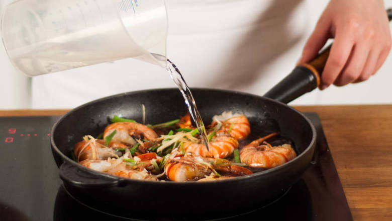 【年夜饭必备】红焖大虾,加入<a style='color:red;display:inline-block;' href='/shicai/ 156925'>水</a>,然后中火加盖焖3-4分钟