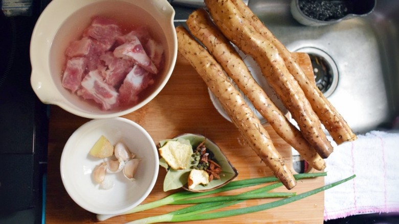 排骨烧山药 (电饭煲版),准备食材。在超市买的<a style='color:red;display:inline-block;' href='/shicai/ 434'>排骨</a>(我用的猪前排)让工作人员剁成小块,回来用清水冲洗干净后,再净泡约十五分钟,去血水。