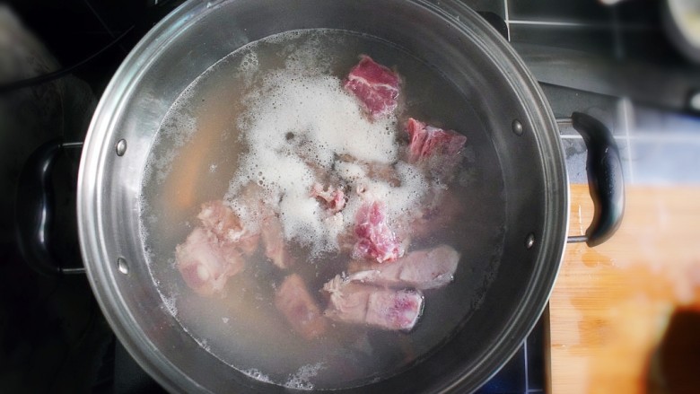 排骨烧山药 (电饭煲版),锅內冷水放入排骨,水烧开,并撇去上浮的血沫。