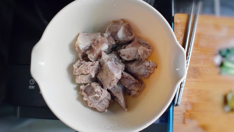 排骨烧山药 (电饭煲版),将排骨捞起并用清水冲洗干净。