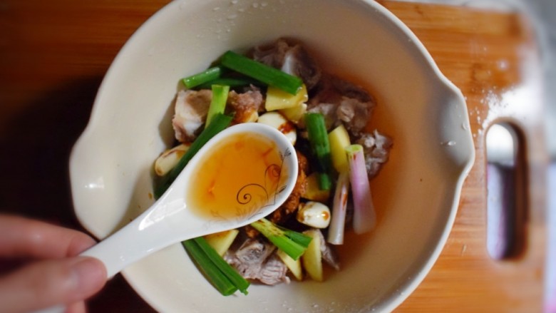 排骨烧山药 (电饭煲版),两勺<a style='color:red;display:inline-block;' href='/shicai/ 718'>料酒</a>。