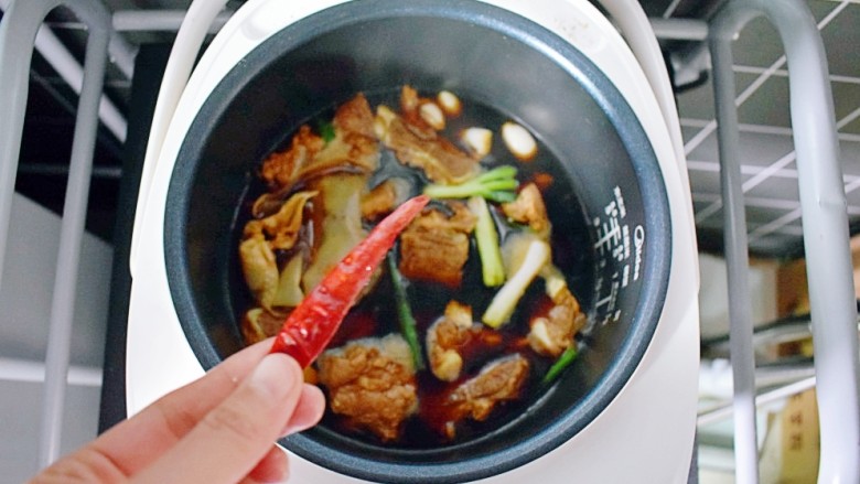 排骨烧山药 (电饭煲版),根据个人口味放适量的<a style='color:red;display:inline-block;' href='/shicai/ 86474'>干辣椒</a>,不爱吃辣也可不放哦!