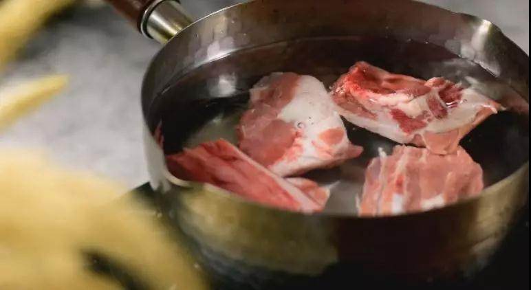 白切羊肉汤,汤浓味鲜,香而不腻,做法非常简单,羊排肉冷水下锅焯水