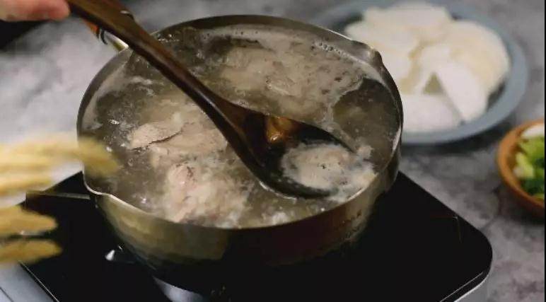 白切羊肉汤,汤浓味鲜,香而不腻,做法非常简单,水沸后撇去浮沫,捞出,放入冷水中清洗