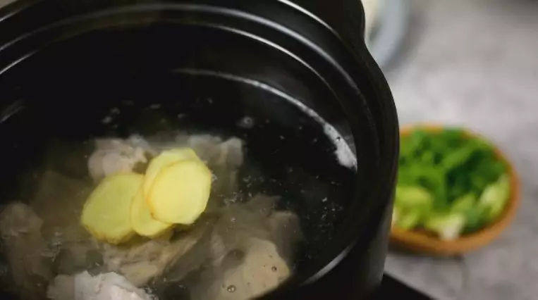 白切羊肉汤,汤浓味鲜,香而不腻,做法非常简单,砂锅水沸后,放入羊肉、姜片,小火煲2小时