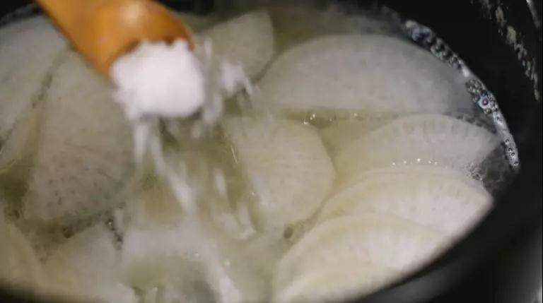 白切羊肉汤,汤浓味鲜,香而不腻,做法非常简单,将萝卜片放入锅中,撒入盐,小火煮10分钟