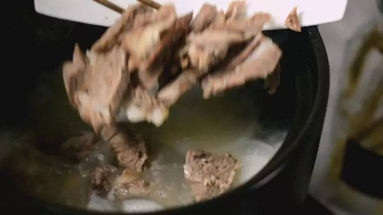 白切羊肉汤,汤浓味鲜,香而不腻,做法非常简单,卜断生后,放入羊肉片,大火煮沸