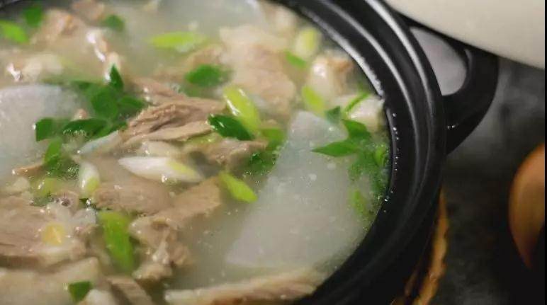 白切羊肉汤,汤浓味鲜,香而不腻,做法非常简单,出锅前撒上大蒜叶即可