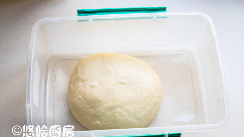 Q感吐司,面团表面收光滑,放在保鲜盒里室温下发酵,北方的室温24度。