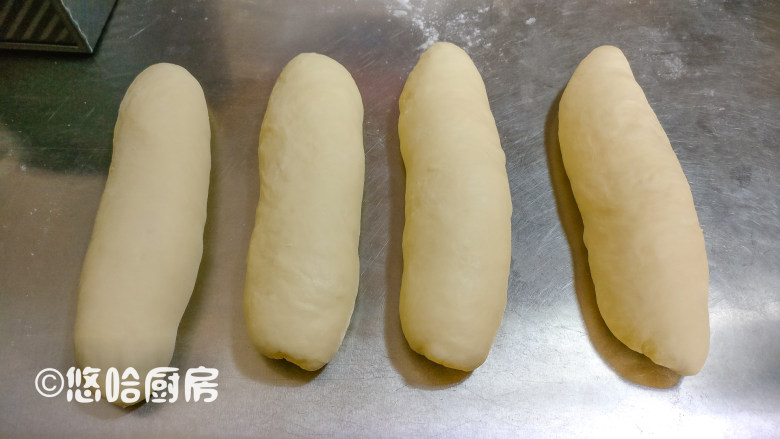 Q感吐司,从面团的长边处卷起,依次做好全部面团,继续盖保鲜膜醒发15分钟左右。