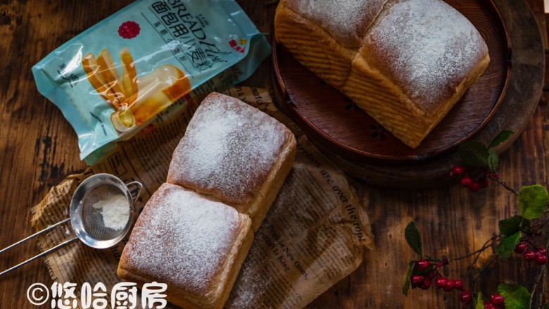 Q感吐司,到时候取出,倒扣模具,让吐司侧放在网架上放凉。