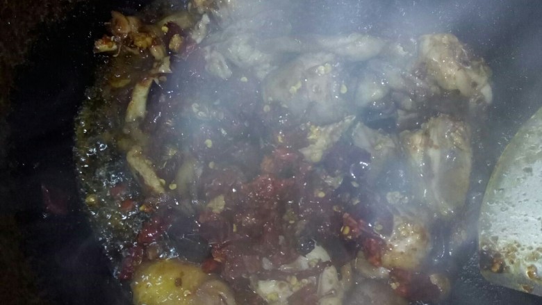 #年饭集# 前程似锦,放入酥香的辣椒粒翻炒。