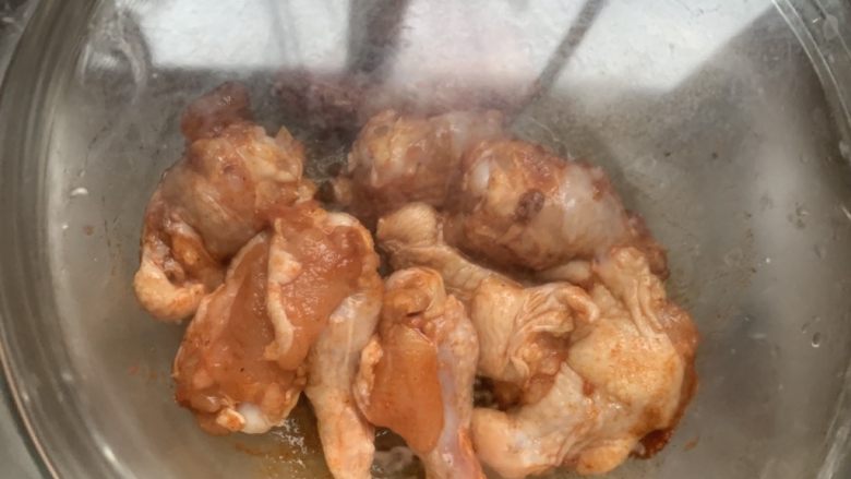奥尔良鸡翅根,密封腌制3小时以上,腌制一夜最好。