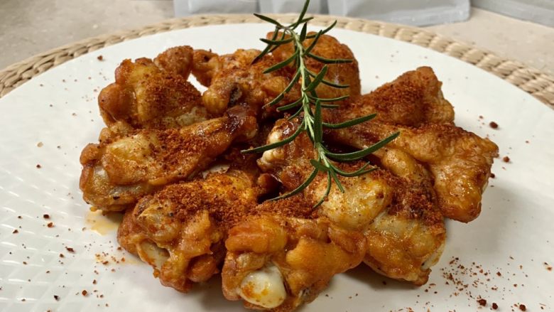 奥尔良鸡翅根,奥尔良鸡翅根外酥里嫩,香酥适口,老少咸宜。