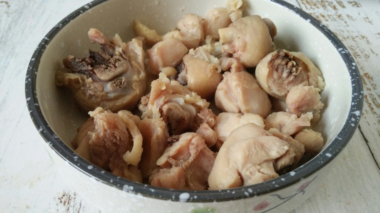 红烧鸡块,再次清洗干净,控水备用