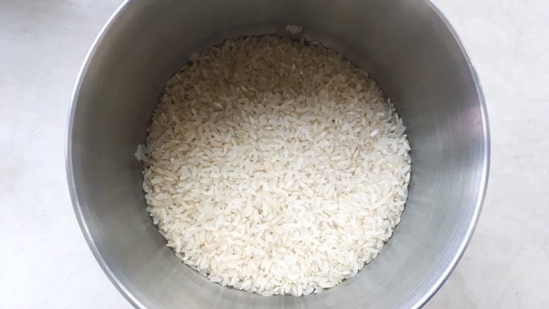 咸蛋黄红虾寿司,胚芽米洗干净,放入电饭煲内煮成米饭