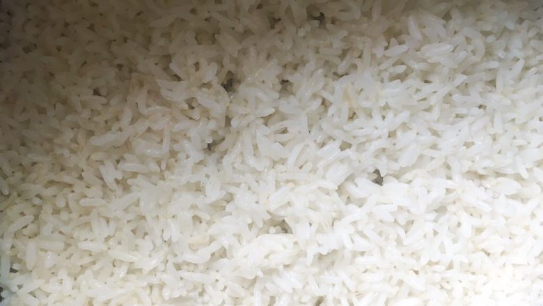 咸蛋黄红虾寿司,米饭煮熟后,取一碗备用