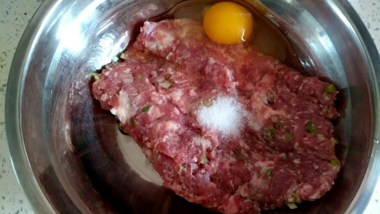 白菜叶粉条肉丸汤,在肉馅中放入一个<a style='color:red;display:inline-block;' href='/shicai/ 9'>鸡蛋</a>,适量盐
