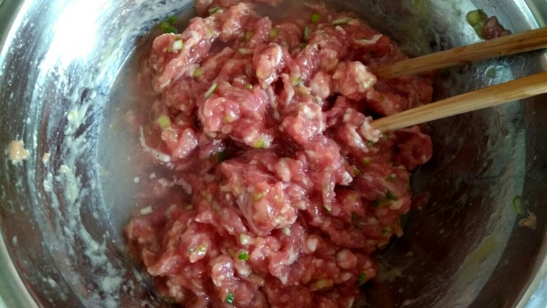 白菜叶粉条肉丸汤,搅拌均匀,放入适量清水