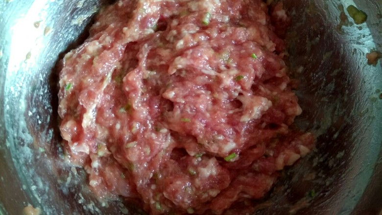白菜叶粉条肉丸汤,朝着一个方向划圈搅拌,搅拌均匀