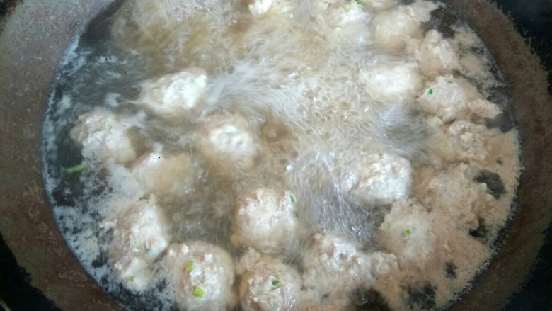 白菜叶粉条肉丸汤,所有的肉馅团成肉丸,下入锅中,大火烧开