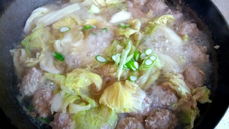 白菜叶粉条肉丸汤,大火烧开 ,肉丸全部漂起,白菜叶变软,粉条透明,放入葱花。关火出锅