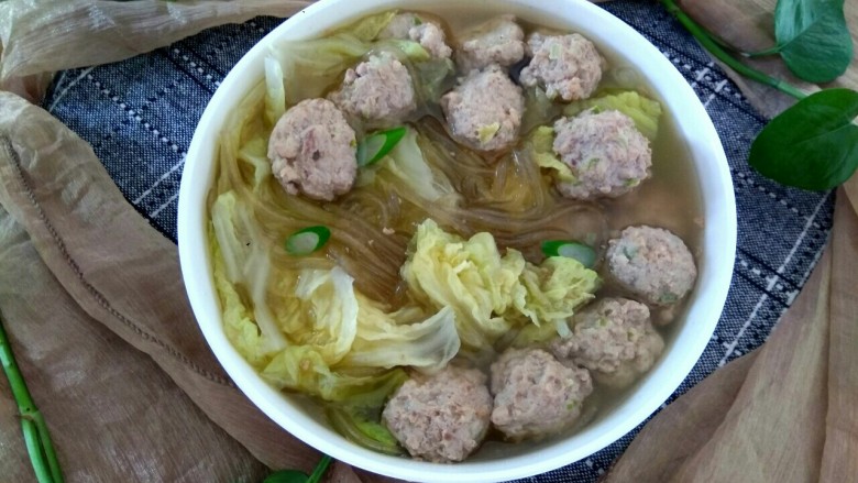 白菜叶粉条肉丸汤,成品图