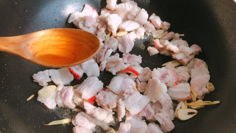 好吃的焖面,翻炒变色后,加<a style='color:red;display:inline-block;' href='/shicai/ 718'>料酒</a>