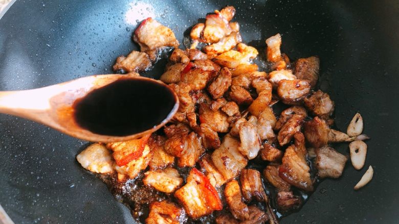 好吃的焖面,<a style='color:red;display:inline-block;' href='/shicai/ 788'>生抽</a>,翻炒均匀