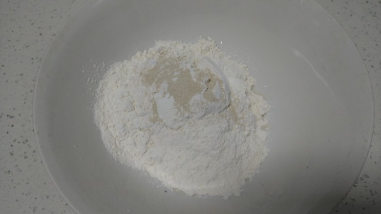 猪肉白菜饼,<a style='color:red;display:inline-block;' href='/shicai/ 519'>面粉</a>、<a style='color:red;display:inline-block;' href='/shicai/ 731'>酵母</a>倒入碗里。