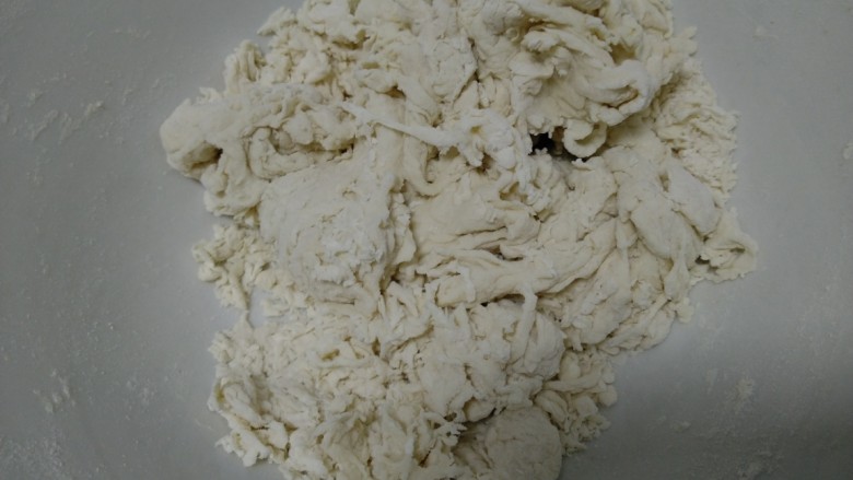 猪肉白菜饼,面粉中加入清<a style='color:red;display:inline-block;' href='/shicai/ 156925'>水</a>,搅拌成絮状。