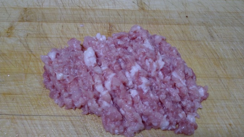 猪肉白菜饼,肉用刀剁碎。