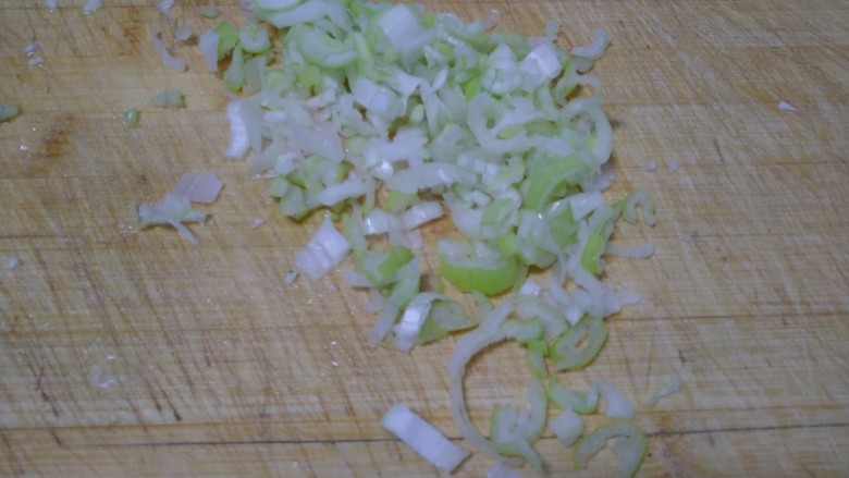 猪肉白菜饼,大<a style='color:red;display:inline-block;' href='/shicai/ 3250'>葱</a>切碎。