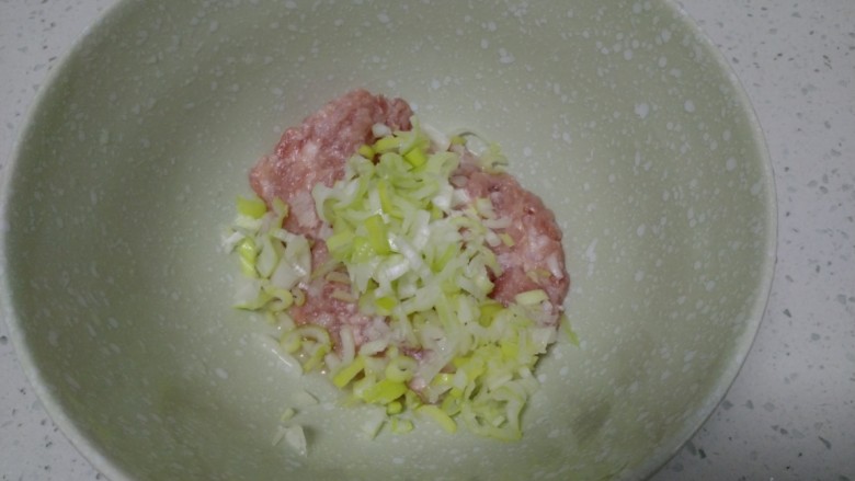 猪肉白菜饼,<a style='color:red;display:inline-block;' href='/shicai/ 414'>猪肉</a>、大葱盛入碗里。