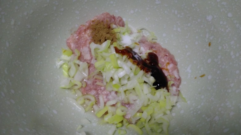 猪肉白菜饼,加入上述调料。