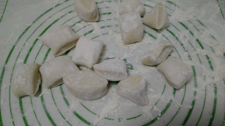 猪肉白菜饼,将醒好的面团分成均匀的剂子。