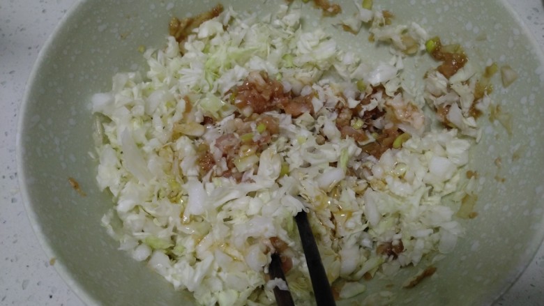 猪肉白菜饼,<a style='color:red;display:inline-block;' href='/shicai/ 114'>白菜</a>切碎盛入碗里。