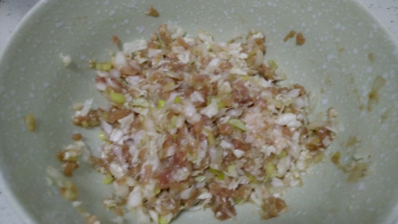 猪肉白菜饼,搅拌均匀。