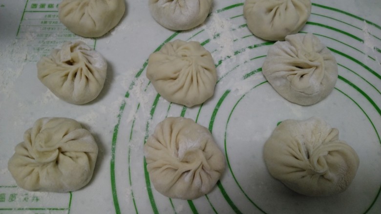 猪肉白菜饼,包入馅料。