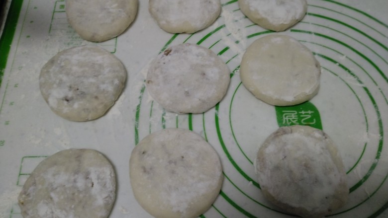 猪肉白菜饼,用手压扁。