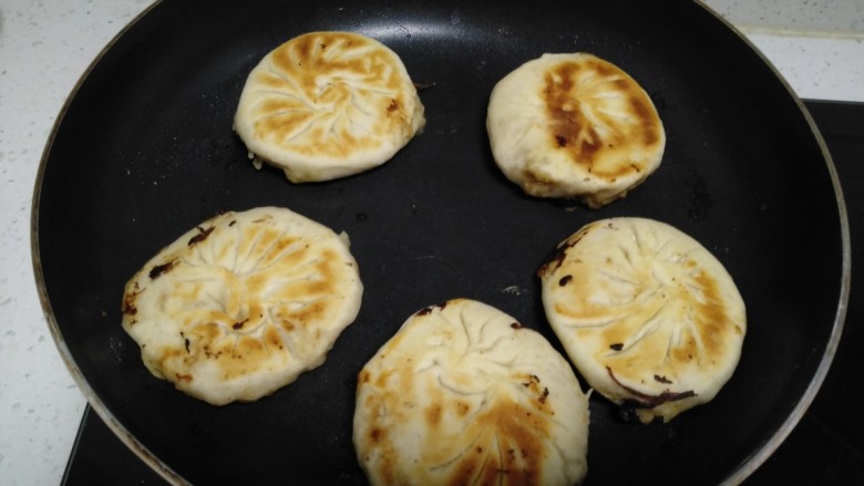 猪肉白菜饼,放入不粘锅中,小火煎至两面金黄。