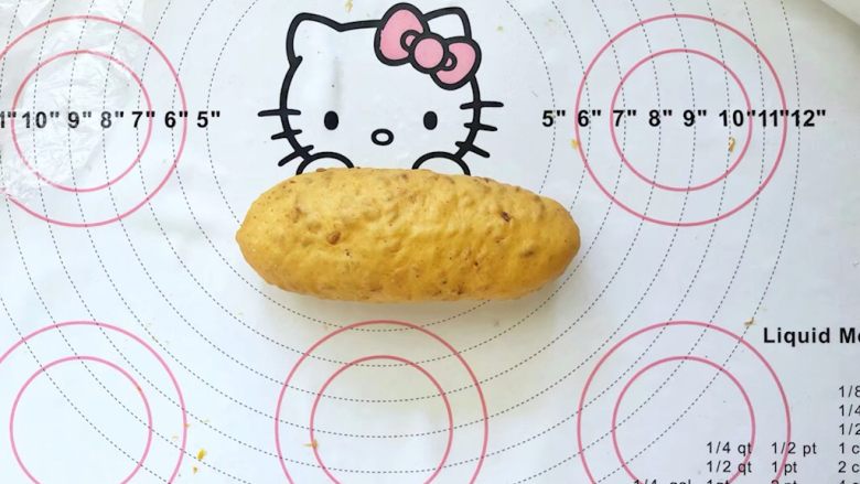 亚麻籽南瓜软欧包,12、自下而上卷起,捏紧收口处。