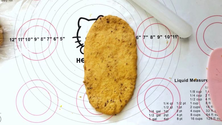 亚麻籽南瓜软欧包,11、取一份擀成牛舌状。