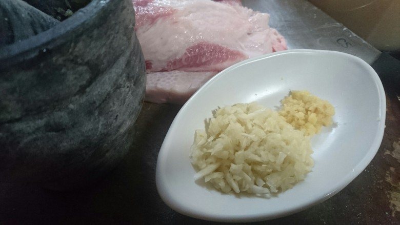 五彩什锦烤串,大蒜子切碎,生姜去皮切碎