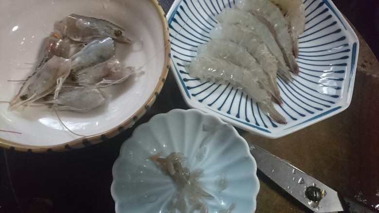 五彩什锦烤串,剪去虾脚,除去虾头,开背留尾去虾线