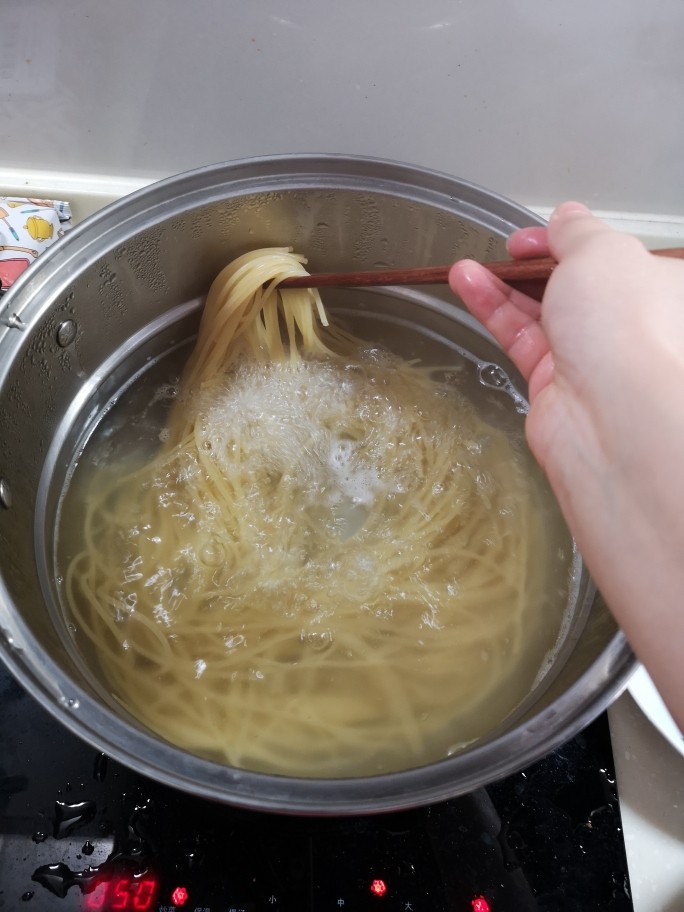 宫爆胡椒牛肉意大利面,煮意大利面,煮时放一勺盐,煮10分钟