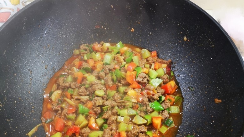宫爆胡椒牛肉意大利面,加入牛肉和配菜,先炒后炖