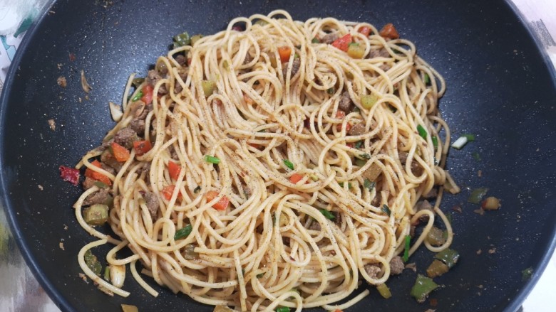 宫爆胡椒牛肉意大利面,煮好的意面和宫爆胡椒牛肉配在一起,炒