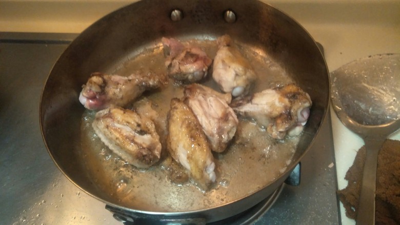 奶油鸡腿蘑菇汤🥘,等鸡腿鸡翅有一些金黄了换另一面煎。等两面金黄了,盛出待用。